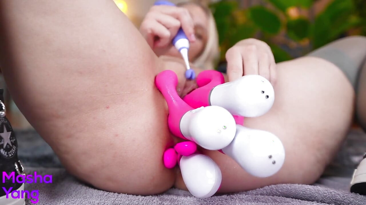 複数のディルドと膣のバイブでコントロールを失う