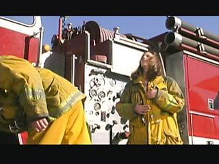 Bystig lyxig brunett får sitt hål borrat av brandman nära brandbilen