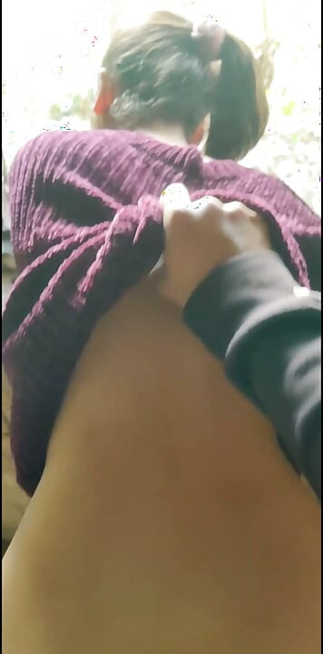 Uma vadia gostosa de corpo maravilhoso me chupando enquanto dirijo e sendo fodida com força até gemer e gritar