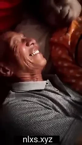Nenek dan kakek Asia dengan gadis yang lebih muda