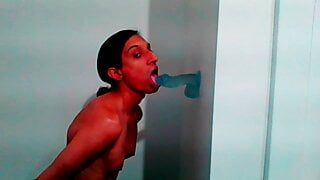 Petite tgirl zuigt liefdevol aan de muur