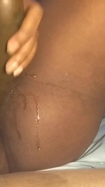 ホットポルノを考えながら自慰行為。自家製オーガズム | クリップ 1