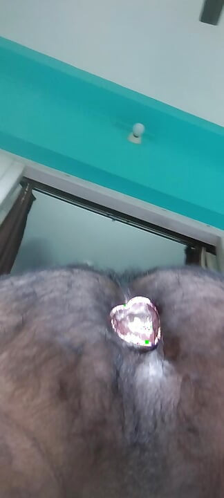Setelah 2 hari menggunakan kateter besar ke dalam kandung kemihku. Kandang kesucian dan sumbat anal juga digunakan.