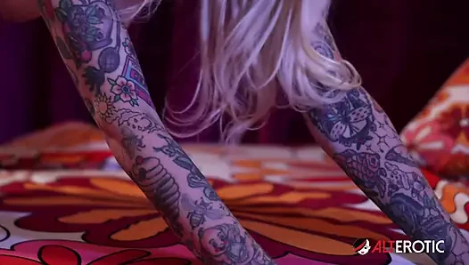 Blonde sex pot Kitt Jones plays with herself