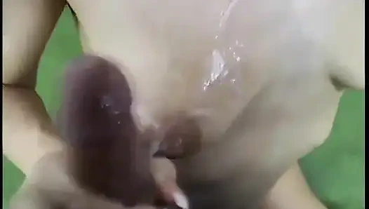 Azgın hatun akıllara durgunluk veren bir oral seksten sonra sıcak döl tadını çıkarıyor