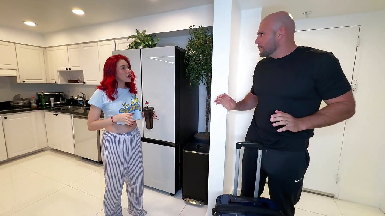 Jmac에서 큰 자지 서프라이즈를 받는 빨간 머리 Zoey