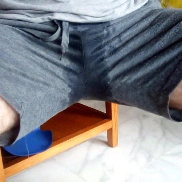 约翰在桌子上尿到他的短裤里