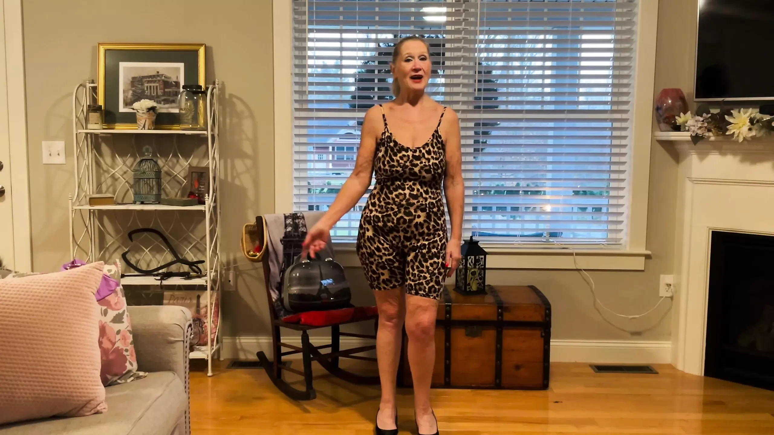 Desnuda modelo gilf Dani D prueba (traje morado apretado, traje con estampado de leopardo)