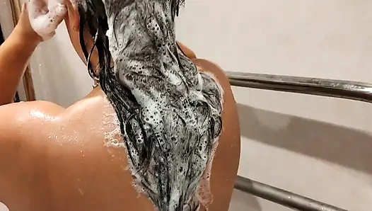 Emma'nın mükemmel doğal ıslak göğüsleri