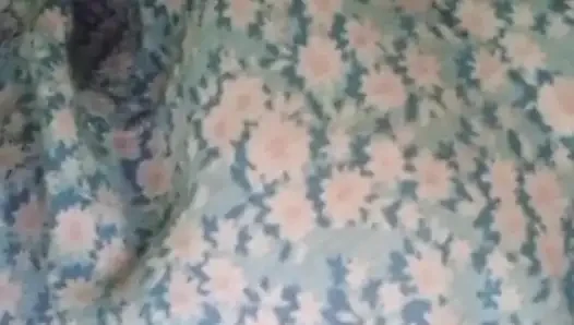 Brunette panas masturbasi dengan dildo raksasa di atas beruang teddy