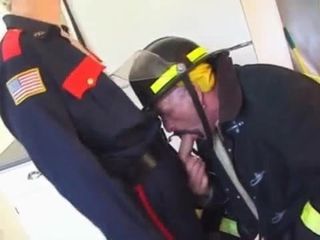 Petugas pemadam kebakaran menggunakan tiang 1