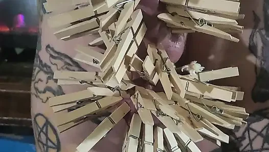 Хорошая девушка и яиц и члена пробует новые булавки в одежде