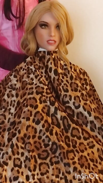 Sesión de modelado con la capa de corte de pelo sedosa y suave de Lauren