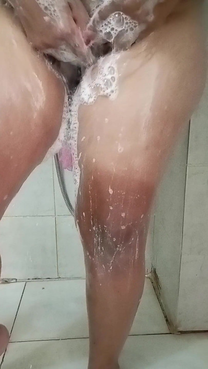 MILF turca tetona bañándose. | Clip 1