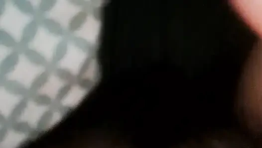 Ateşli bir uyanış, çarşafların altında bir el kayıyor