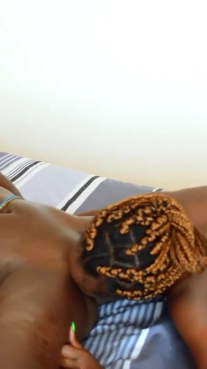 Kötelező pillanat az "Igazi amatőr afrikai legjobb barátok spriccelnek a dögös leszbikus anális játékokból" című filmből