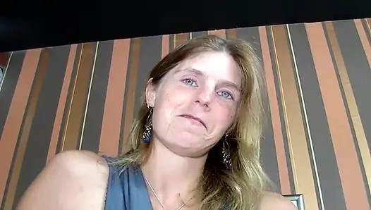 Pelacur Jerman yang kuat dan jelek masturbasi dalam aksi solo