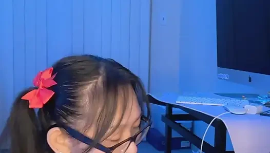 Cewek asia kutu buku yang hot lagi asik nyepong dan ngocok kontol sampai dicrot di muka