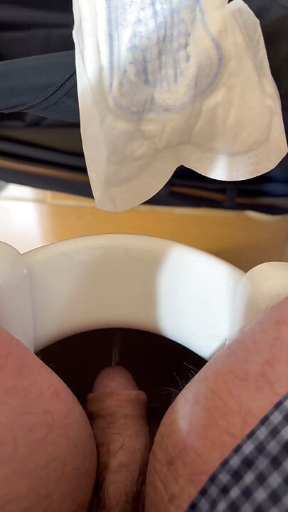 Phòng vệ sinh nữ đi tiểu & thay băng vệ sinh trong quần lót