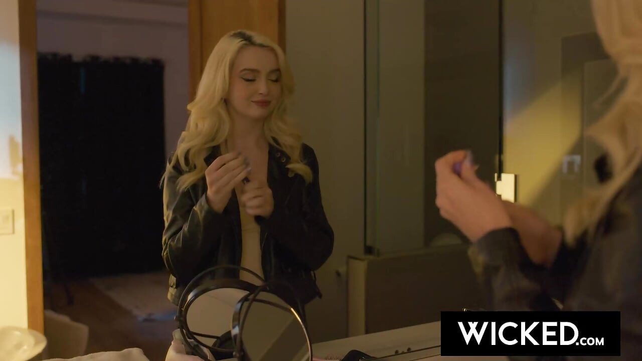 WICKED - A dögös szőke Lexi Lore-t keményen megbasszák
