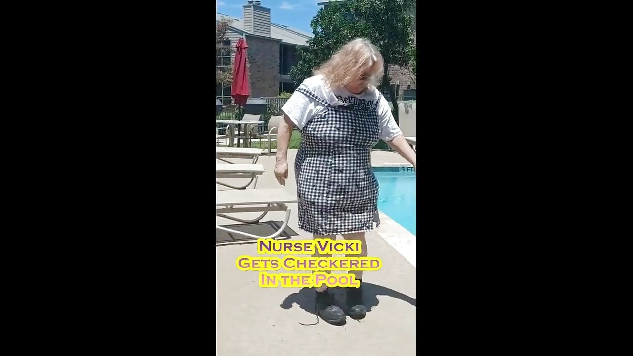 수영장에 체커를 착용하는 간호사 비키