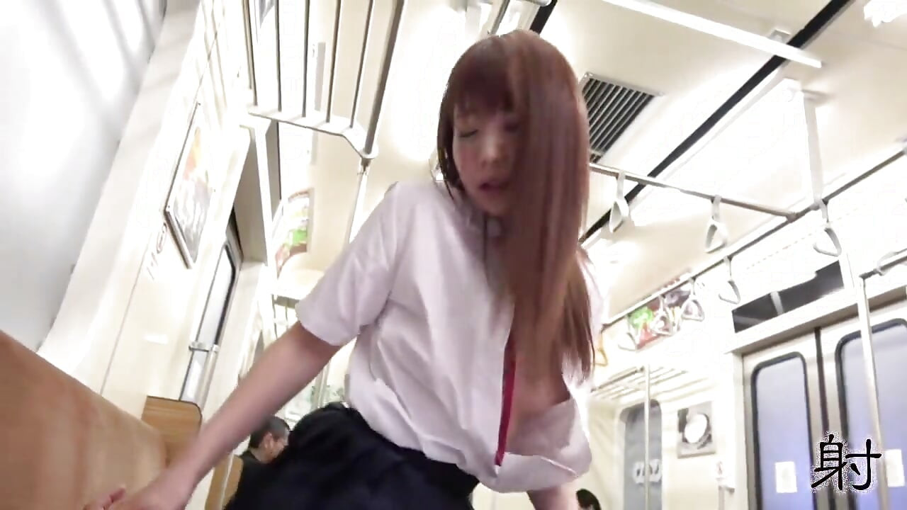 कामुक एशियाई ट्रेन में मुख-मैथुन करते हुए