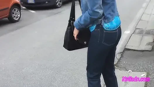 Fahren und revving in schwarzen pumps auf nacktem fuß