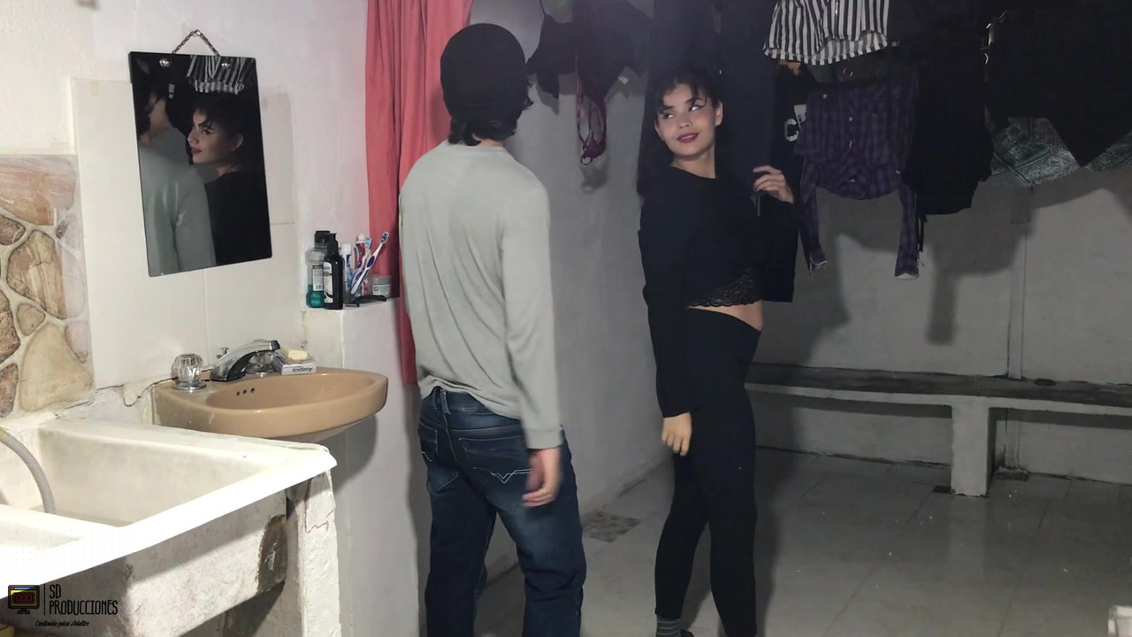 美丽的拉丁女郎被男友的大鸡巴以多个姿势性交 - 西班牙语色情