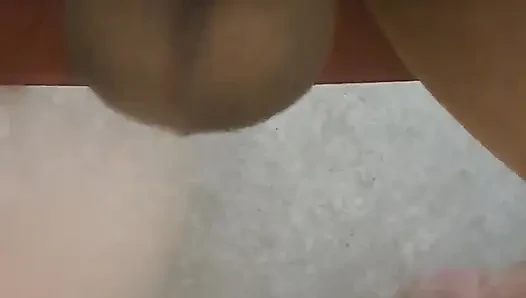 Sissy, bir topu kırma seansından sonra boşalıyor