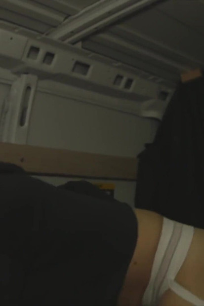 Une salope affamée de bite prend des charges d’anon sans capote, vide-couilles