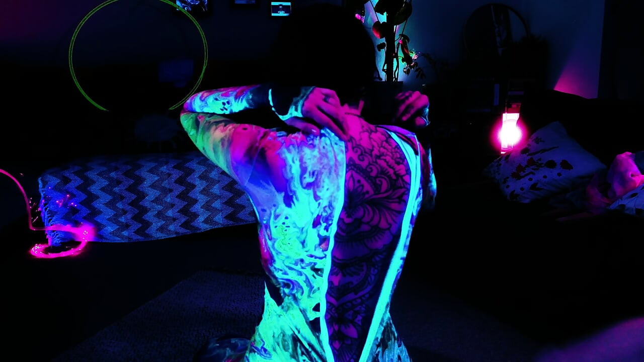 Neon Raver depune un cuib de ouă în UV apoi urinează: Ovipositor, joc cu ouă și watersports seducție