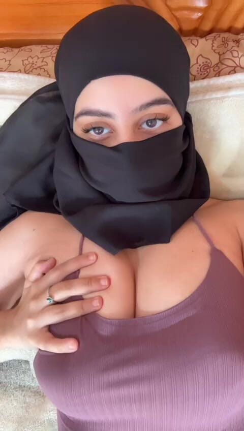 Tetona en hijab provocando sus tetas - solo árabe musulmán con tetas rebotando