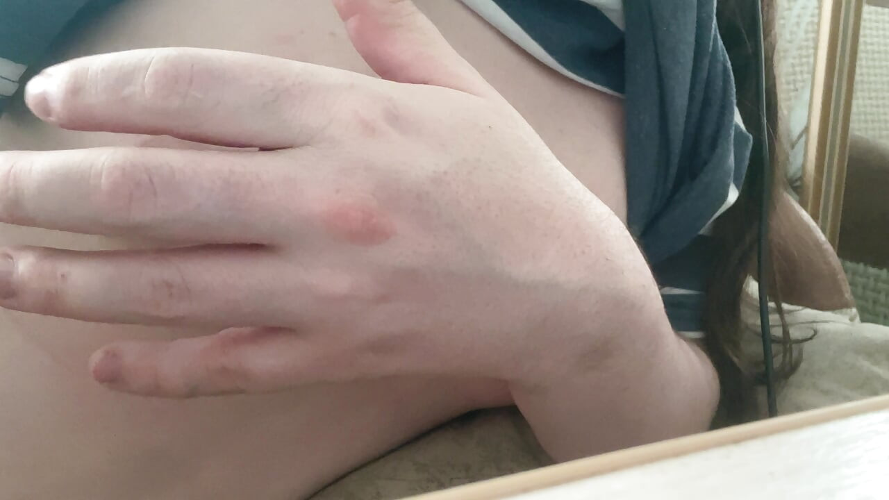 我摸我的胸部