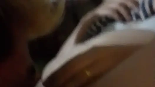 Üvey oğluyla sikişmeye davet edilen kızın ıslak olana kadar yalamak için lezzetli kıllı bir amcığı var
