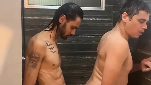 Spor salonunun banyosunda arkadaşımın götünü sikiyorum.