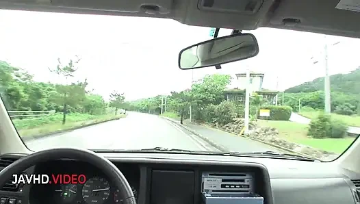 Cewek seksi jepang lagi asik nyepong kontol intens di pinggir jalan