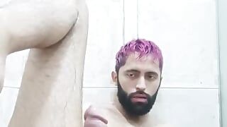 Latino Camilo Brown dengan batang besar menggunakan minyak dan alat penggetar di bilik mandi untuk memberikan dirinya orgasme prostat yang sengit