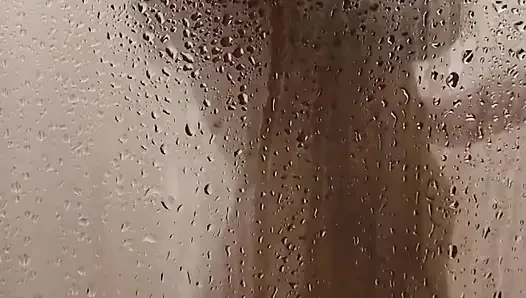 Schau dir diese dampfende duschszene mit heißem nacktem Simon an