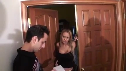 Muhteşem hatun büyük bir sert direk tarafından sikilen sıkı deliklerinin tadını çıkarıyor