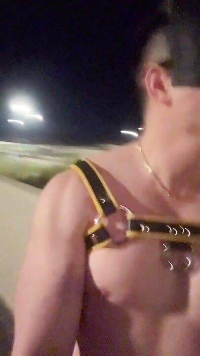 Nighttime Muscle King: Ασιάτης με δερμάτινο λουρί και Jockstrap κατέχει τους άδειους δρόμους