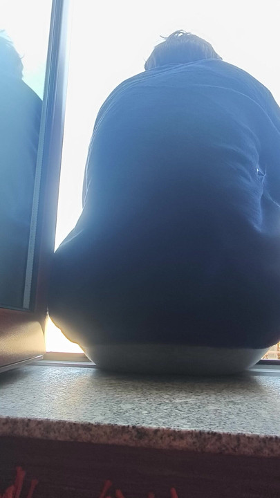 Faggot twink menunjukkan celana dalam pantat berpakaian thong berisiko di depan umum