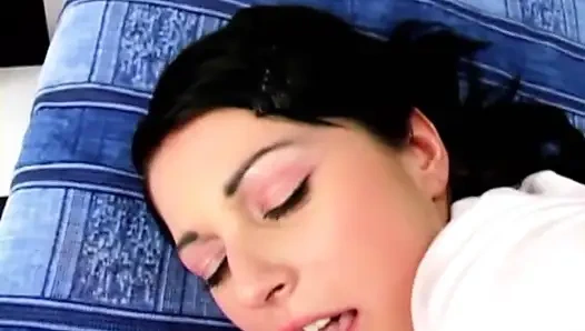 Tatlı sıkı ıslak amcığını aç, küçük fahişe. Güçlü bir şekilde istiyorum