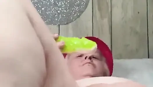 O kadar edepsiz edepsiz dildo sikişi yapıyor ve boşalıyor
