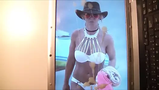 Britney Spears boşalma anısına 57
