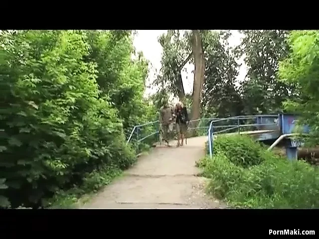 Юную девушку трахает счастливый дедушка