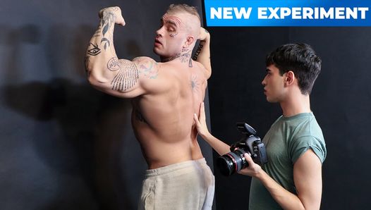 Hunk - modelo tatuada Davin Strong perfura o cu do fotógrafo e o faz gozar no pau - SayUncle