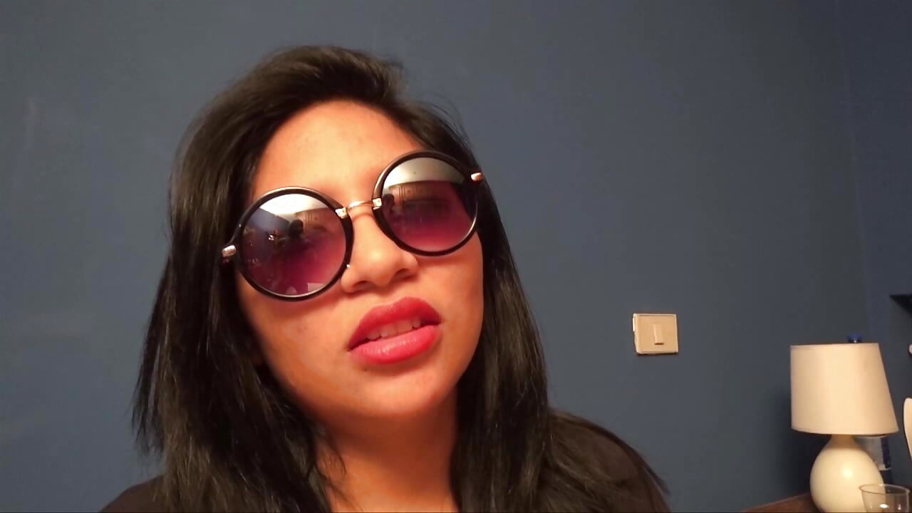 Latina chabby mulher em um trio de homens italianos com tesão