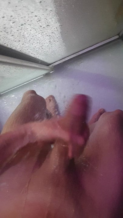 Wichsen unter der Dusche