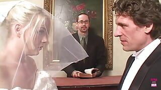 Corno marido organiza um trio anal com dupla penetração para sua esposa loira depois do casamento