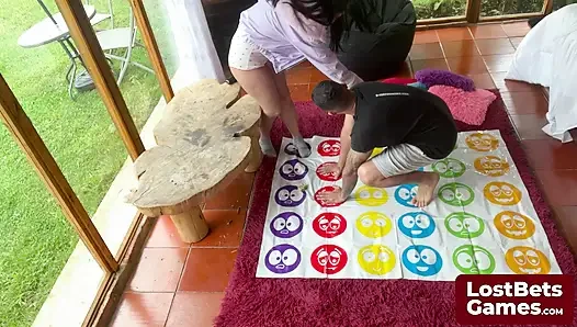 Kejutan sepong kontol untuk pemenang game Strip Twister